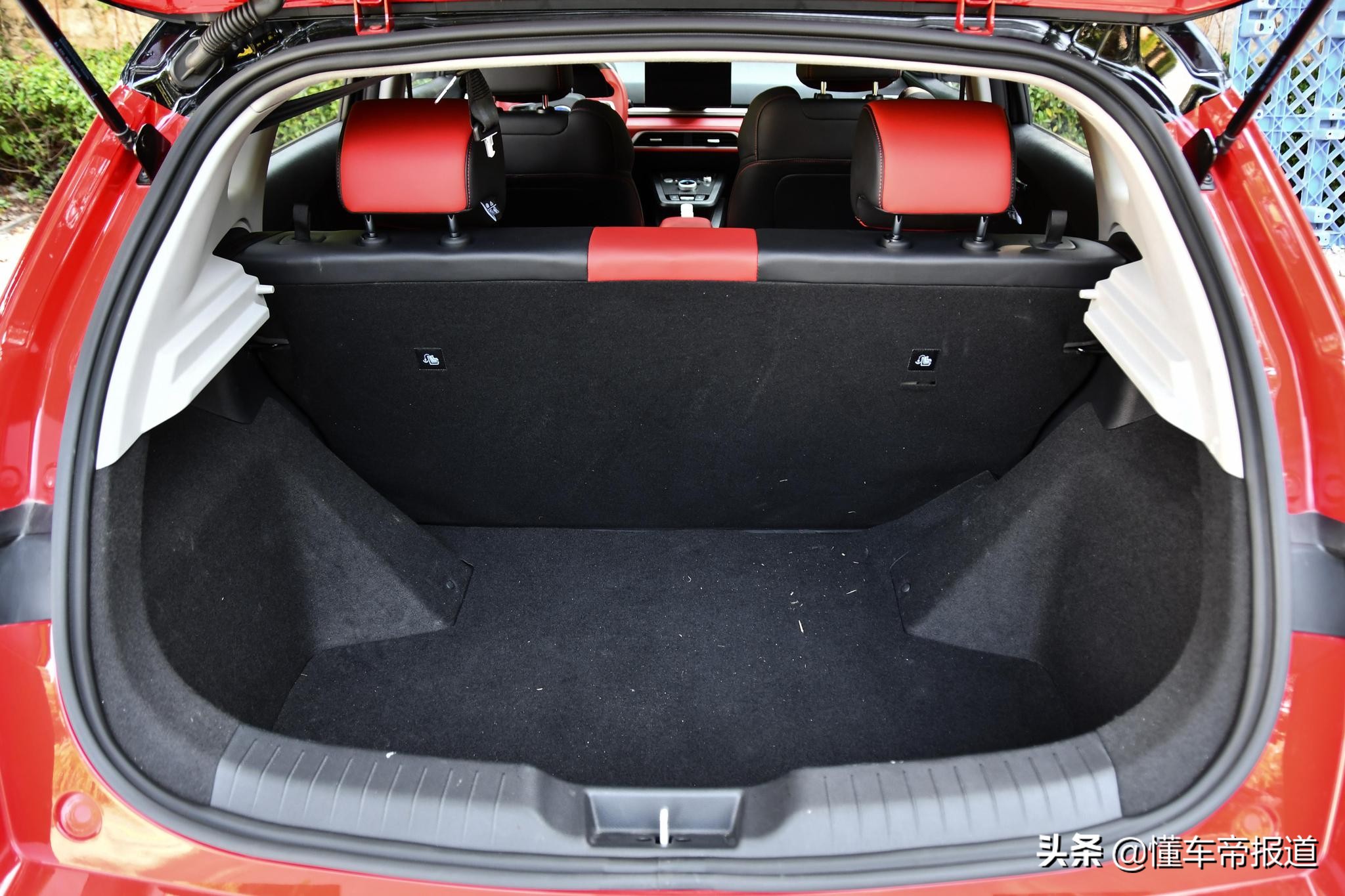 新能源比亚迪e2汽车测评,全新比亚迪e2到店实拍