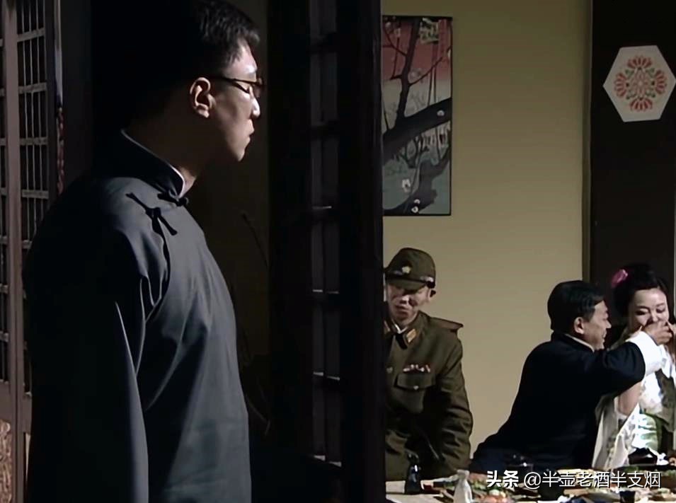 在76号特工总部和保密局天津站，想打败余则成只能用万里浪的办法