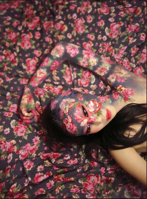 她脱去衣服,在自己皮肤上作画,狂吸63万粉,还能月入百万