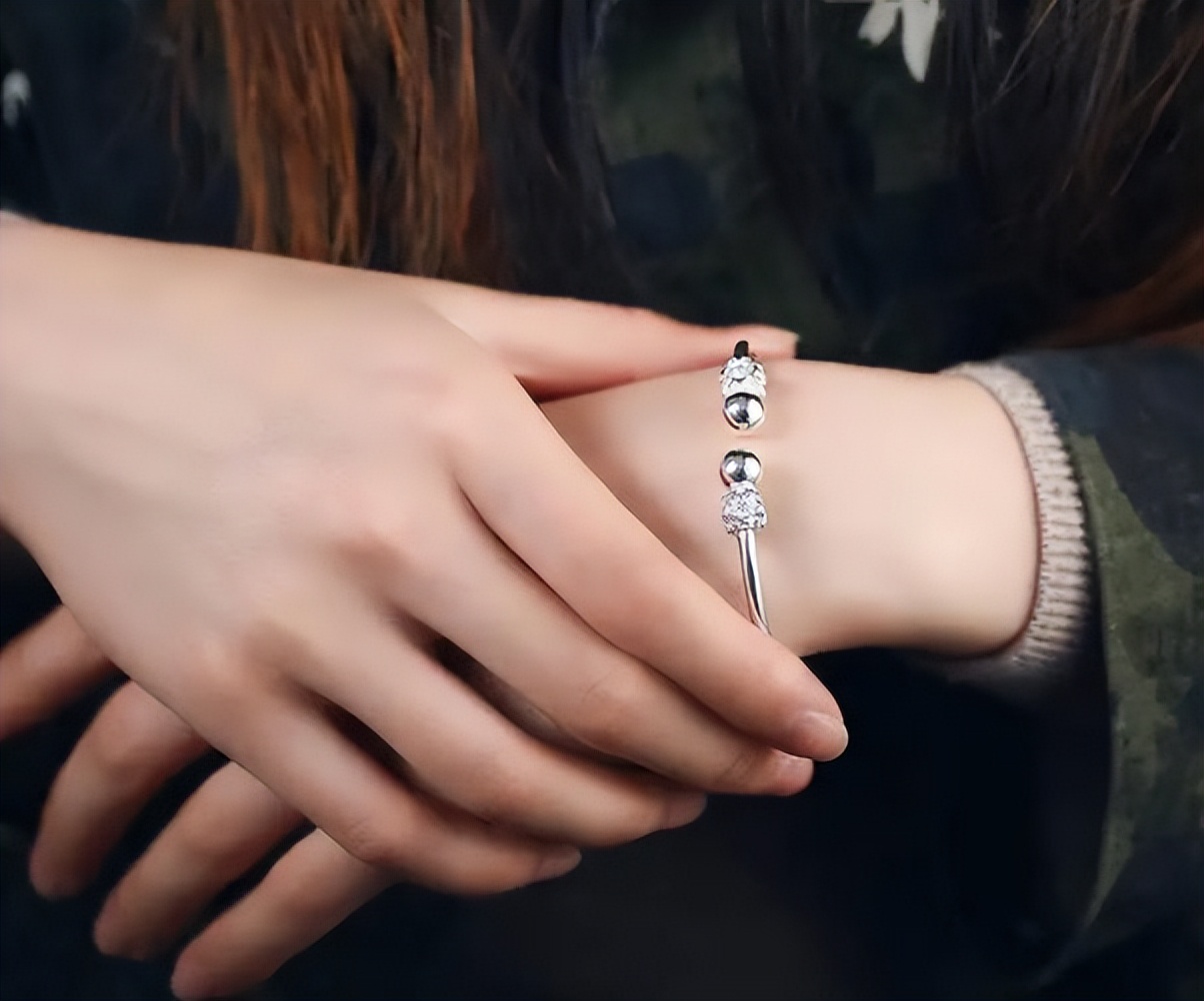 女性长期戴银手镯有什么好处,女性长期戴银手镯真的对身体好吗