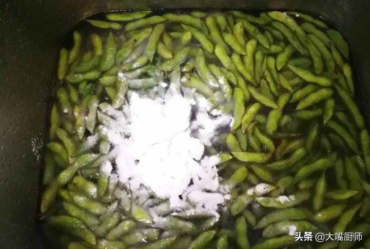 煮毛豆最忌讳直接下锅,毛豆怎么煮不发黄放什么添加剂