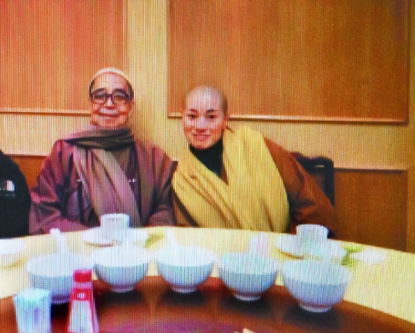 白天穿僧袍念经，晚上穿*袜丝**蹦迪：香港假尼姑如何能敛钱数千万？