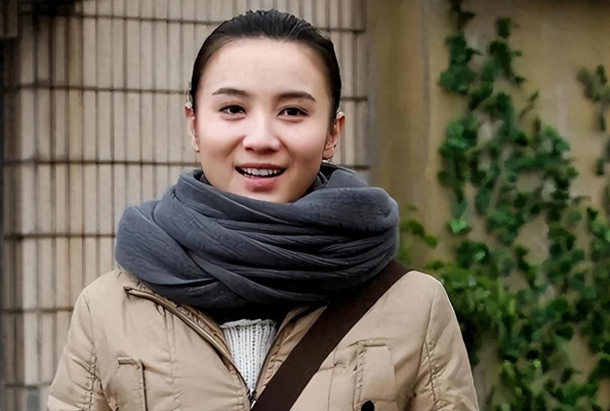 小宋佳：靠“吊带”上位，与已婚名导同居，42岁的她活的又酷又飒