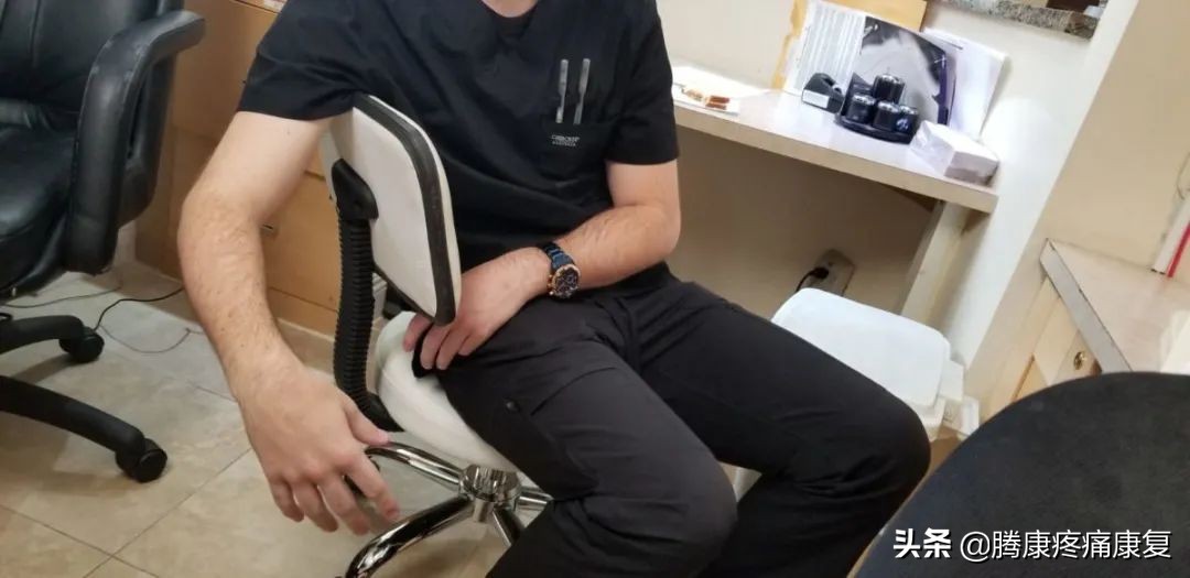 右肩与胳膊连接处疼痛是什么原因,胳膊向后抬疼痛是什么原因引起的