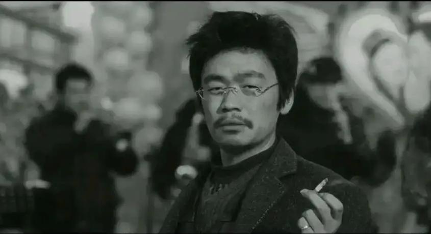 君山镇唯一的乞丐,失去双亲四处流浪,为什么没有生活的烦恼?