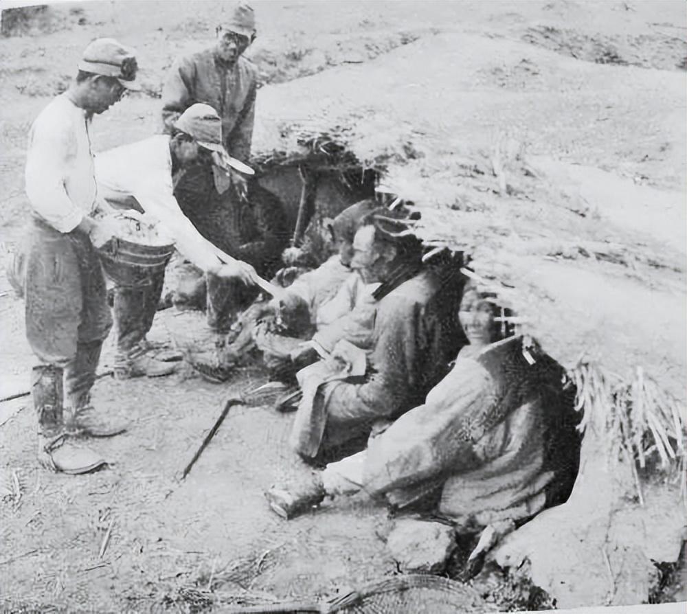 女子穿日军军装拍照被拘留,女子穿侵华日军服装摆拍新闻视频