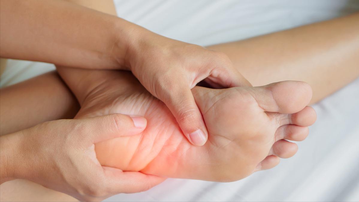 68岁老人这几天突然脚后跟肿痛,老人脚后跟脱皮后胀痛怎么回事