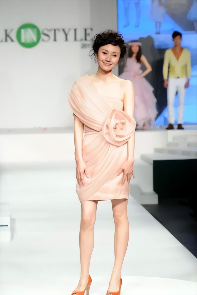 袁泉相逢时节粉色衬衫,袁泉的穿衣风格有哪些特点