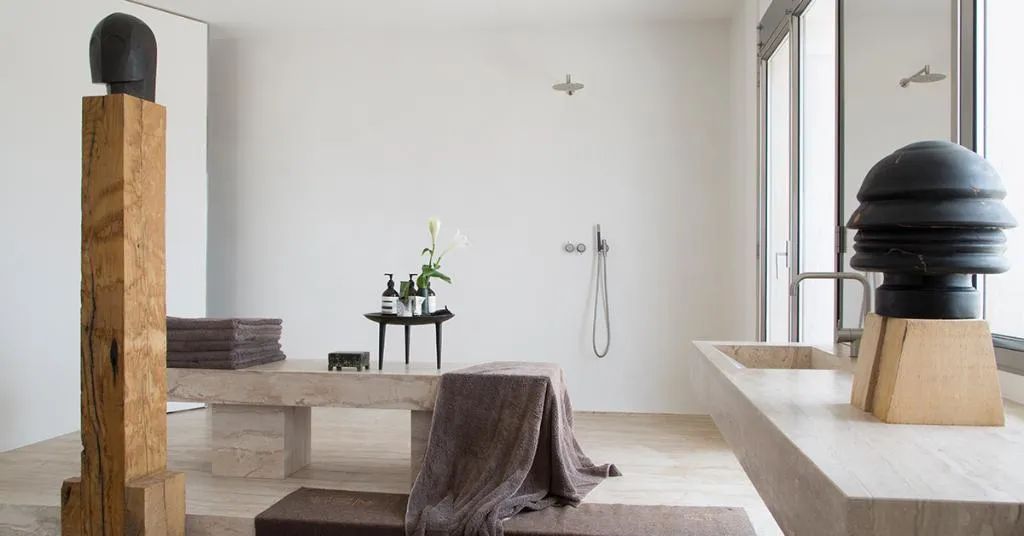 他被称时尚圈暗黑之王！神作爆红15年，侃爷以收藏他的桌子为傲？