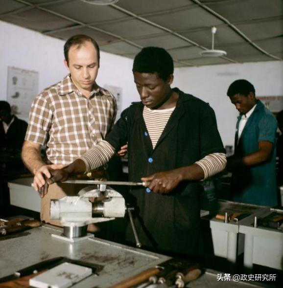 黑人留学生疯狂“*艳猎**”苏联女郎，遭苏联青年狂揍，引发黑人运动