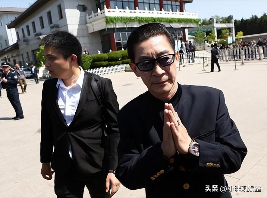 盘点失德的10位老戏骨，有人在恩师追悼会卖片，有人圈钱去国外花