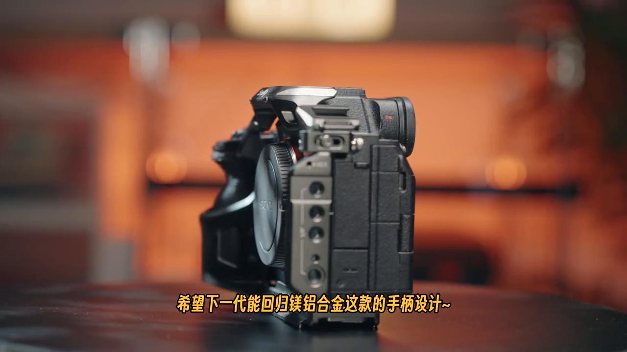 a7m4装了兔笼如何卸电池,索尼a7m4装底座还是兔笼