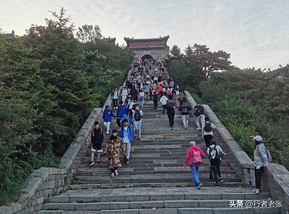 泰山看日出旅游攻略山上住宿,五一爬泰山哪个地方看日出最好