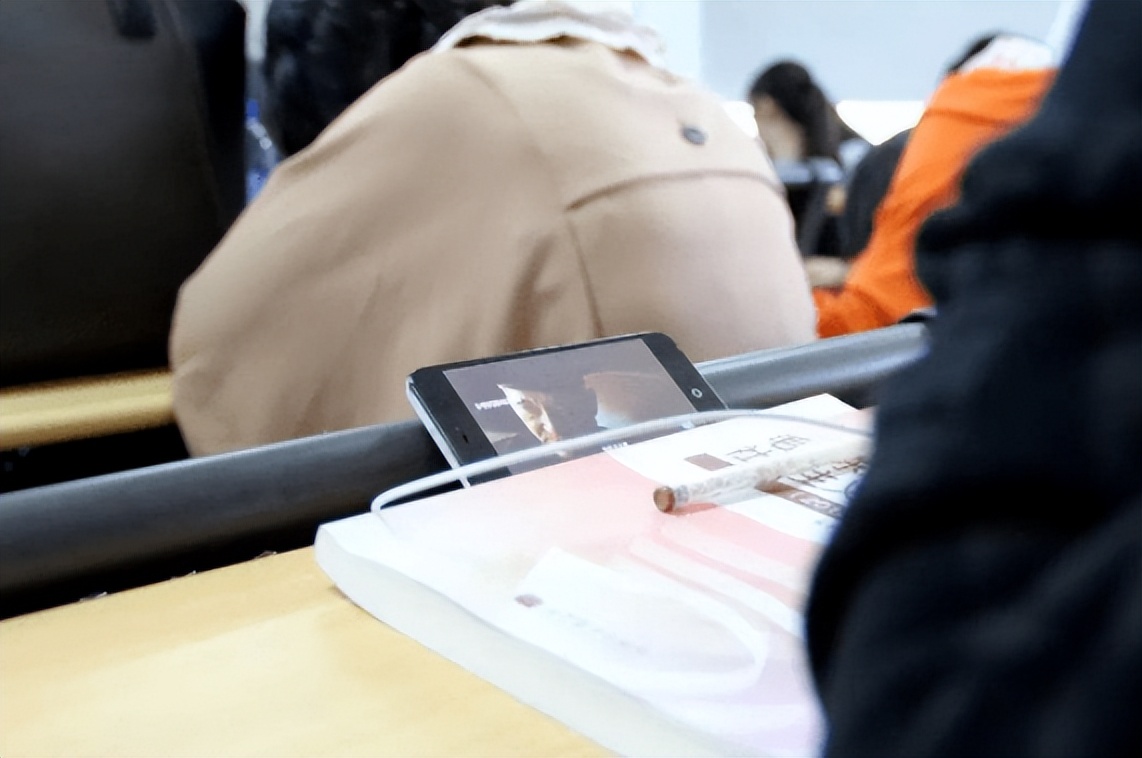 未成年“奶头乐”现象蔓延，荒废学业在家啃老，成为荷尔蒙的奴隶