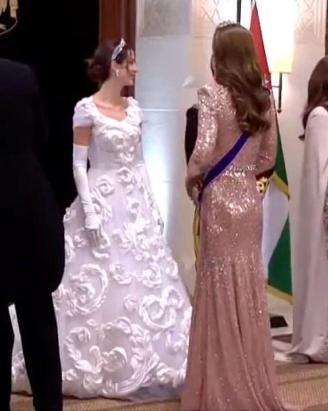 凯特王妃一袭红色造型亮相,凯特王妃粉色荷叶边