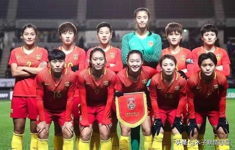 十年前，女足姑娘中有人经济窘迫得捡矿泉水瓶卖钱