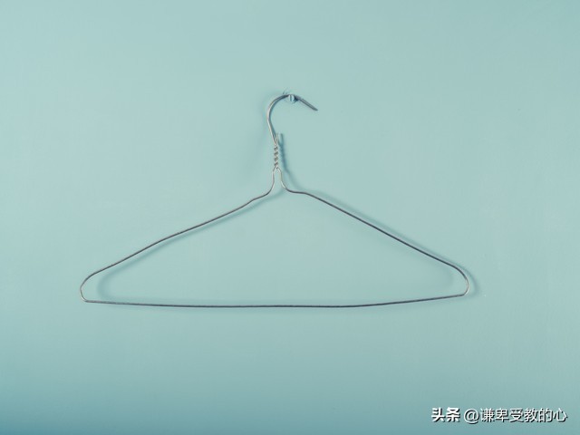 生活小妙招衣架妙用,衣架怎么挂衣服生活小技巧