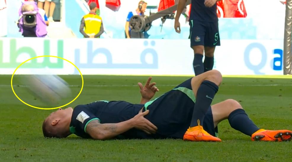 谁进我球就砸谁？世界杯进球功臣被激怒了，对手居然还偷着乐