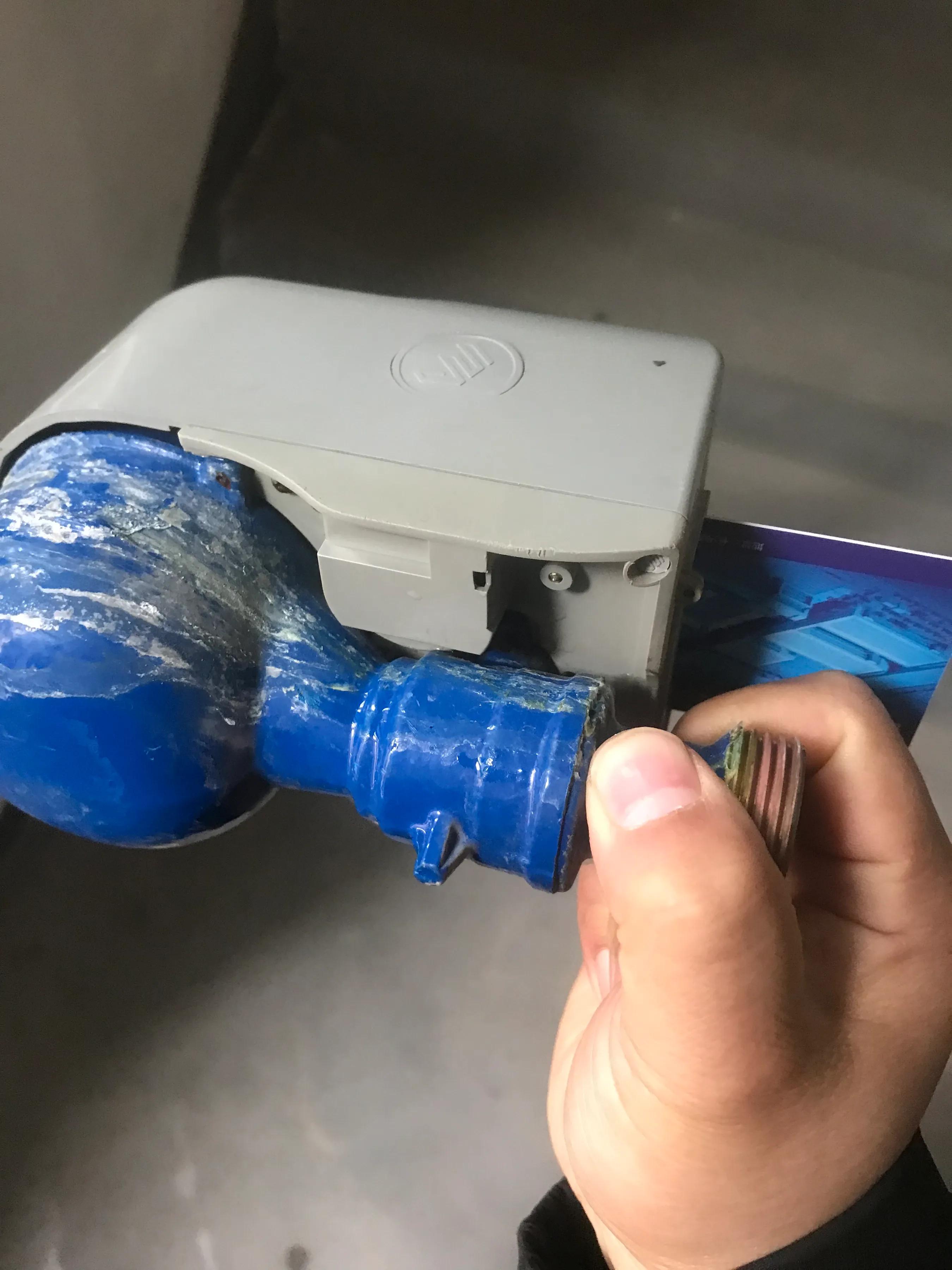 刷卡水表如何更换电池,新水表电池怎么换