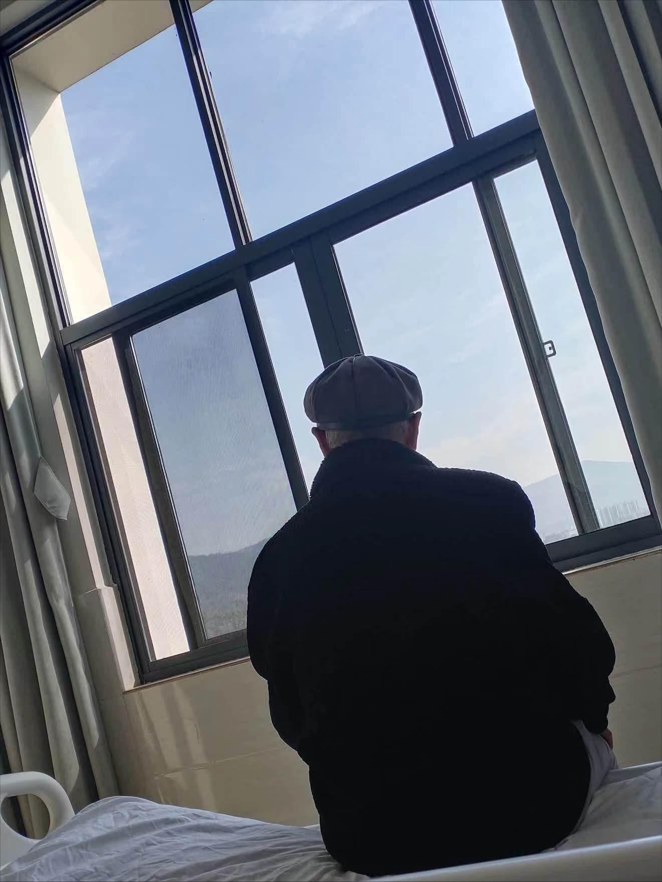 我退休金9000给儿媳8000,五一旅游她说车坐不下,后座拉着一条狗