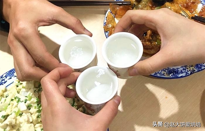 大批“赊酒人”扎堆农村，买酒先交一半钱，来年付尾款，有何猫腻