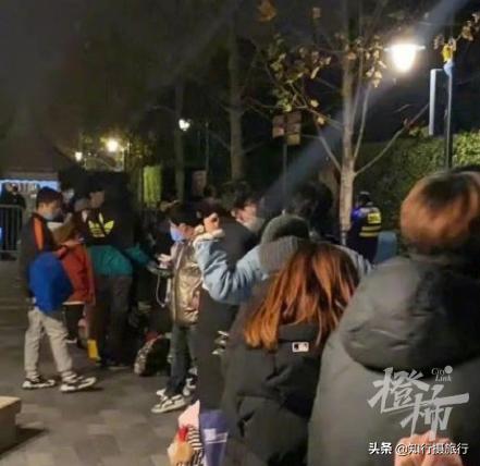 迪士尼买玩偶憋到尿血事件分析,迪士尼排队买玩偶一男子当场崩溃