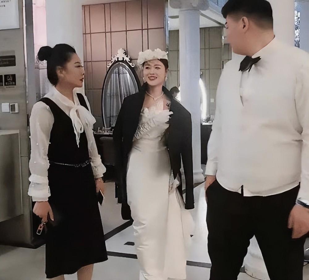 陈萌给公公婆婆送新衣，惹大衣嫂笑得合不拢嘴，网友：比前任用心