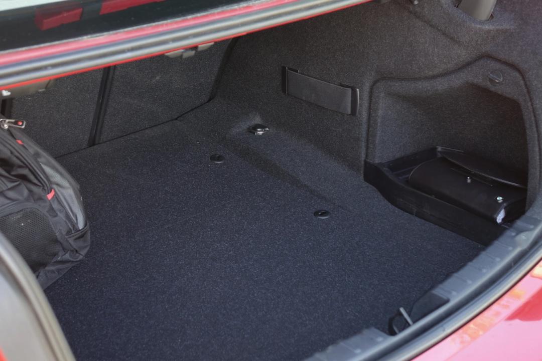 06年宝马320i二手的值得入手吗,二手宝马320i保养需要多少钱