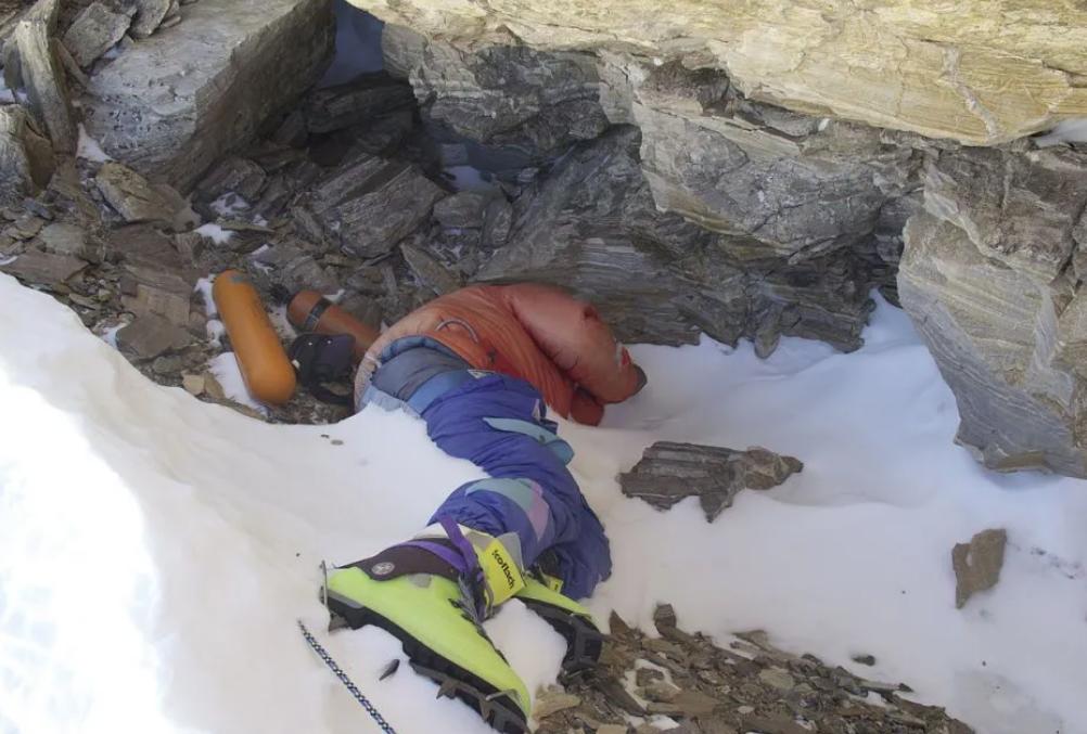 珠峰成“垃圾山”？尼泊尔*队军**上山除污，3.5万公斤垃圾引人震撼