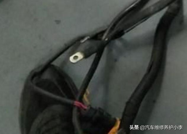 奥迪q5电瓶灯,奥迪q5电瓶指示灯亮