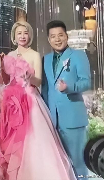 伊尔康二儿子订婚现场：新娘小腹鼓鼓如怀孕，婆婆盖过新娘