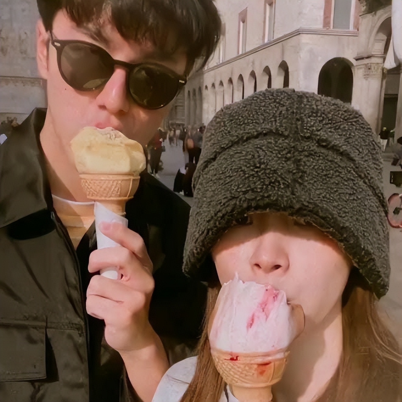 偶像剧照进现实！泰国顶流女星被男演员公开告白，5年友情变爱情