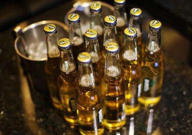 才发现，原先啤酒瓶盖里埋有小机关，把握以后小女生也能拧开