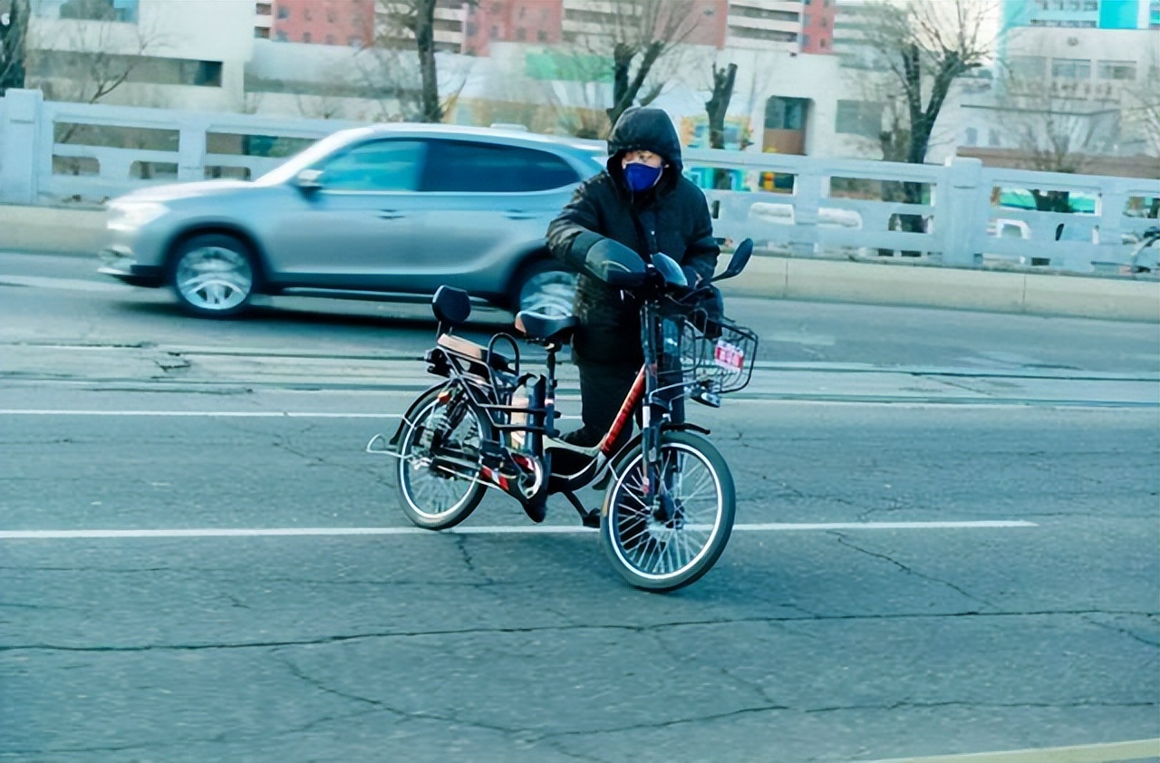中国“买菜车”，来到朝鲜后摇身一变成豪车，满大街“豪横”味道