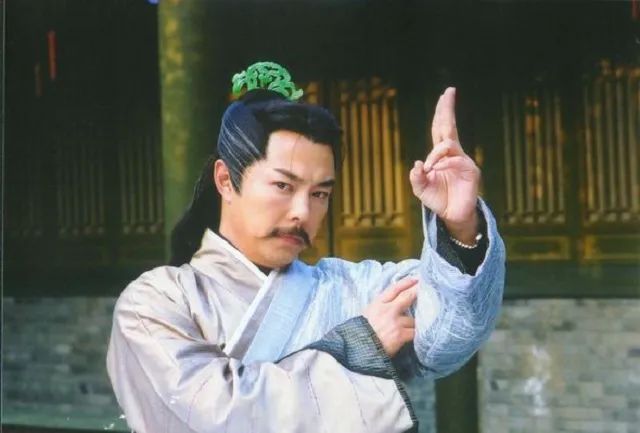 洒枸杞假装喷血、演尸体玩手机，这些穿帮镜头好敷衍，个个离谱