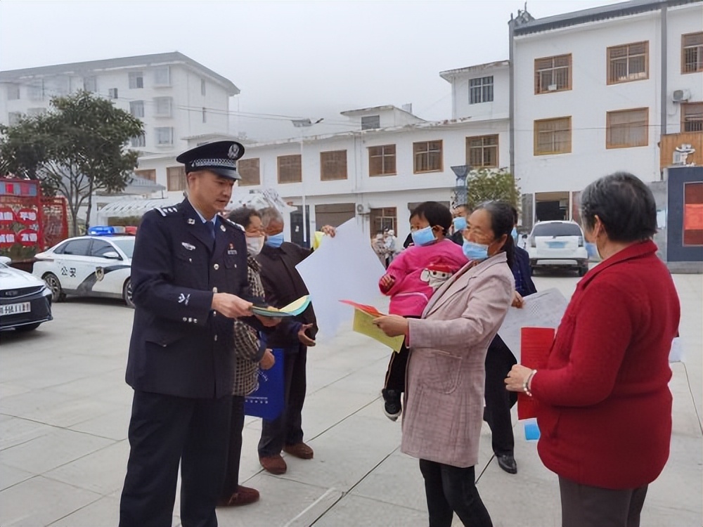 我县扎实开展平安建设宣传工作,凤州镇扎实开展平安建设宣传工作