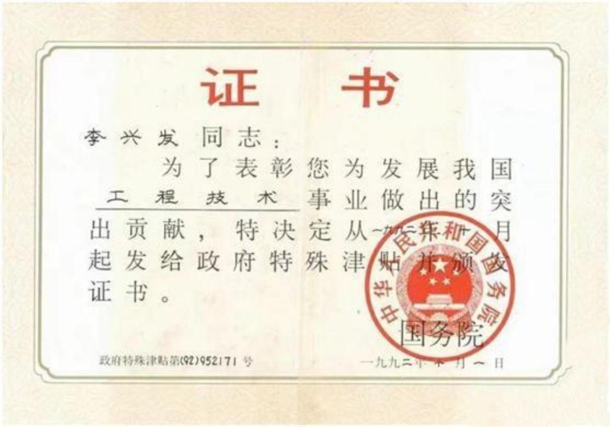 上海一大伯晒藏酒柜惹争议，行家直言：都是便宜酒，却想买买不到