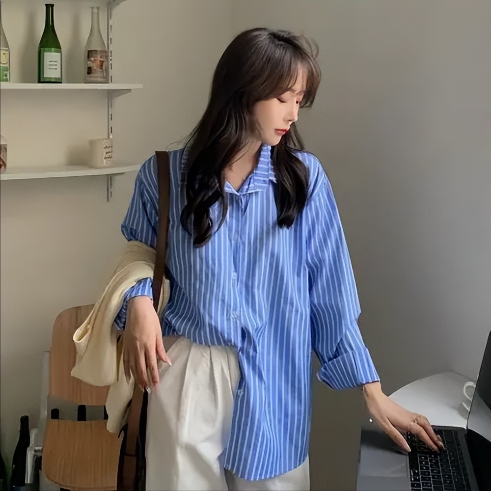 女式白衬衣内搭条纹衫,减龄必备单品之条纹衫