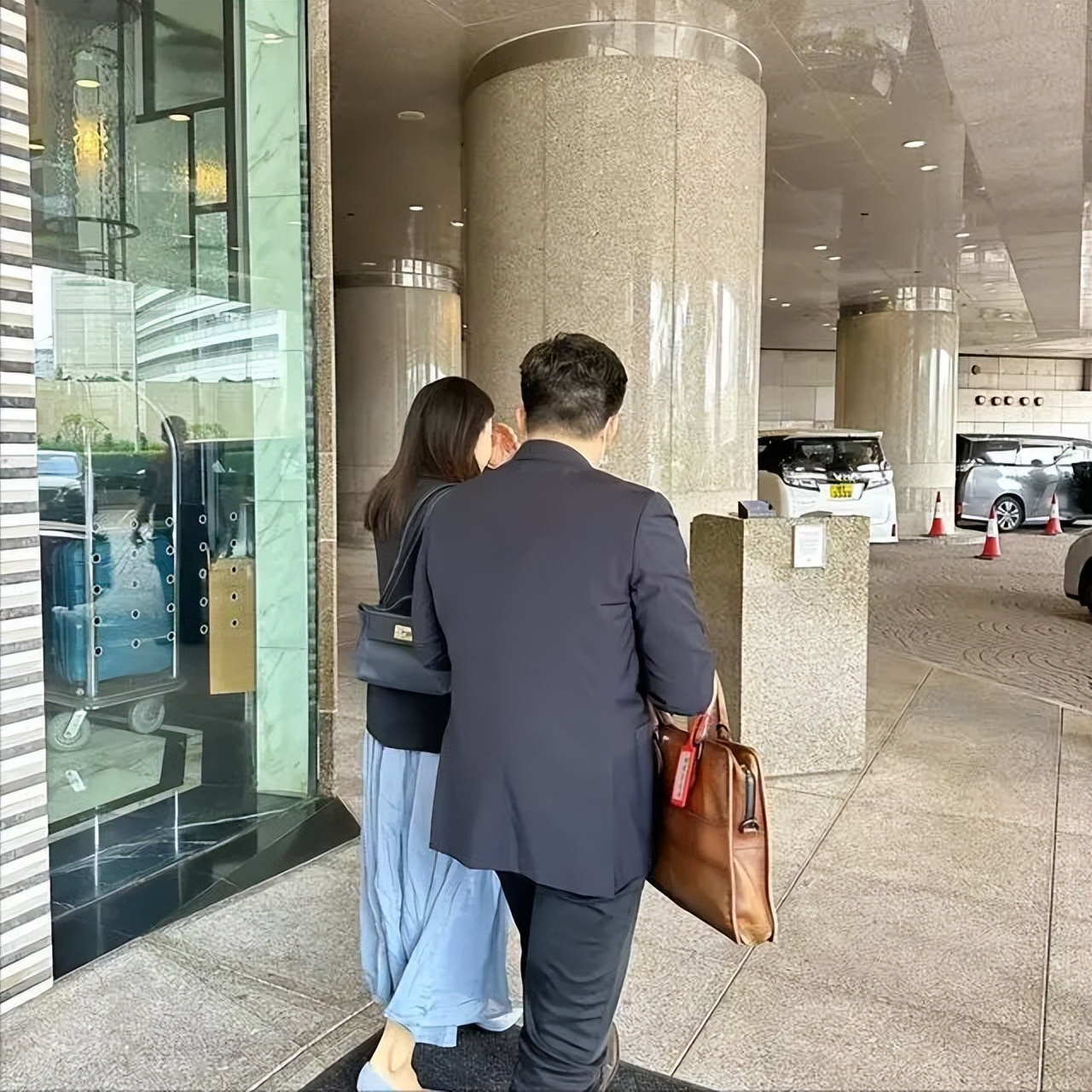 郭晶晶背小布包和老公上街购物 (郭晶晶用的帆布爱马仕包)