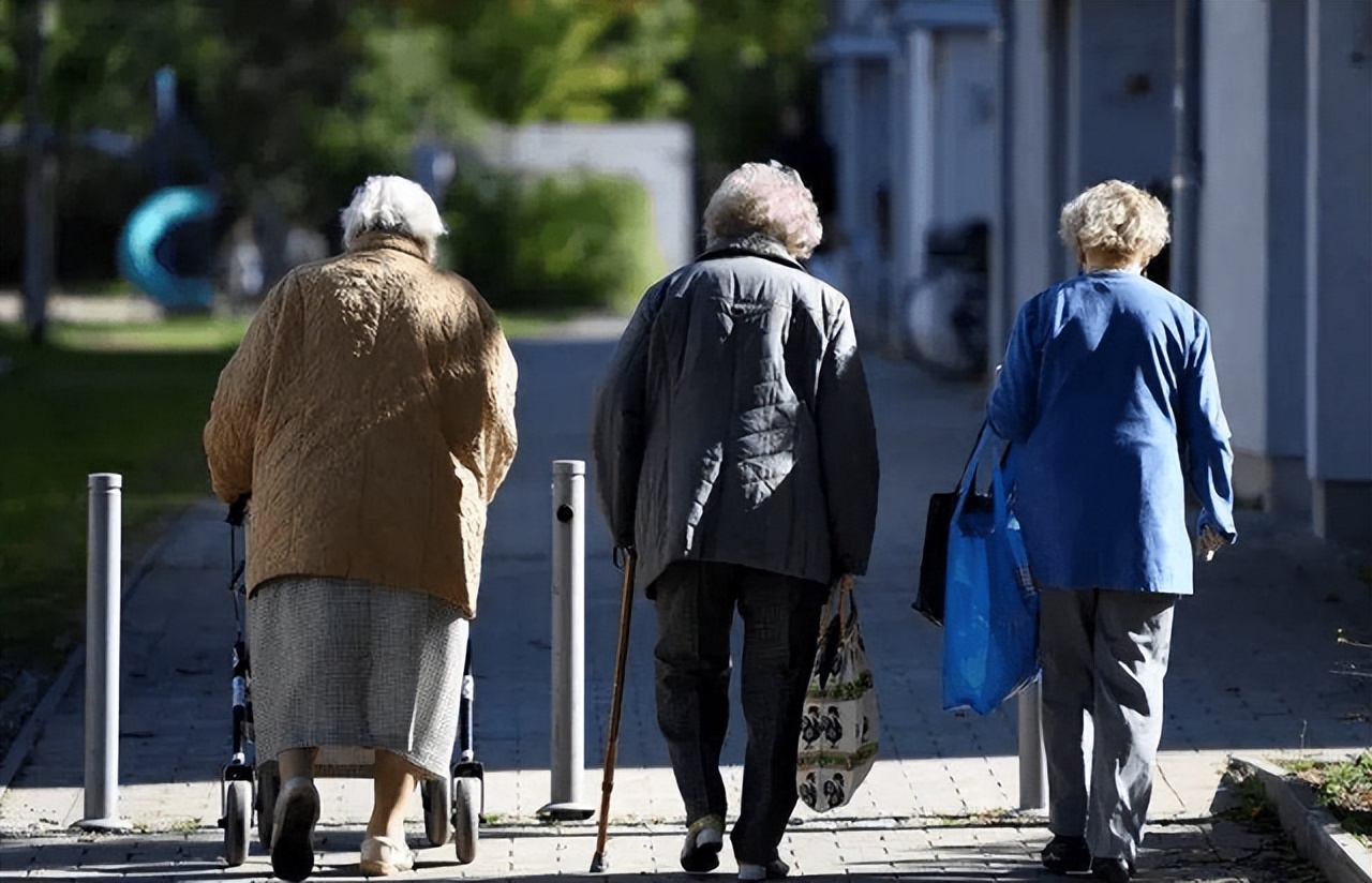 靠当“日租女友”，我月入过万，表面光鲜，其实背后“规则”很深