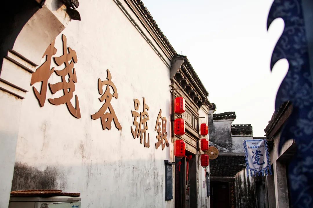 鸣鹤千年古镇图片,鸣鹤古镇的白墙黛瓦