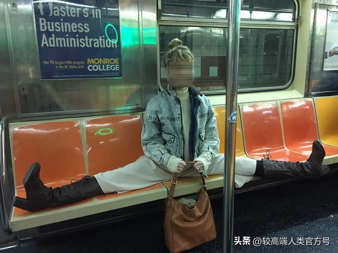 为什么国外女生要在地铁上岔开腿坐？