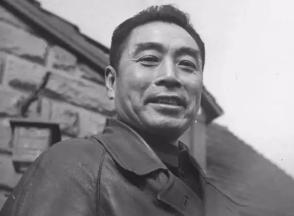 美故意刁难，调侃中国人喜欢低头走路，周总理一句话令其哑口无言