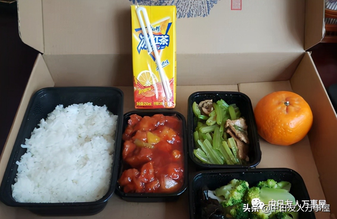 记得房间里放右翼书本的是日本哪家酒店吗？