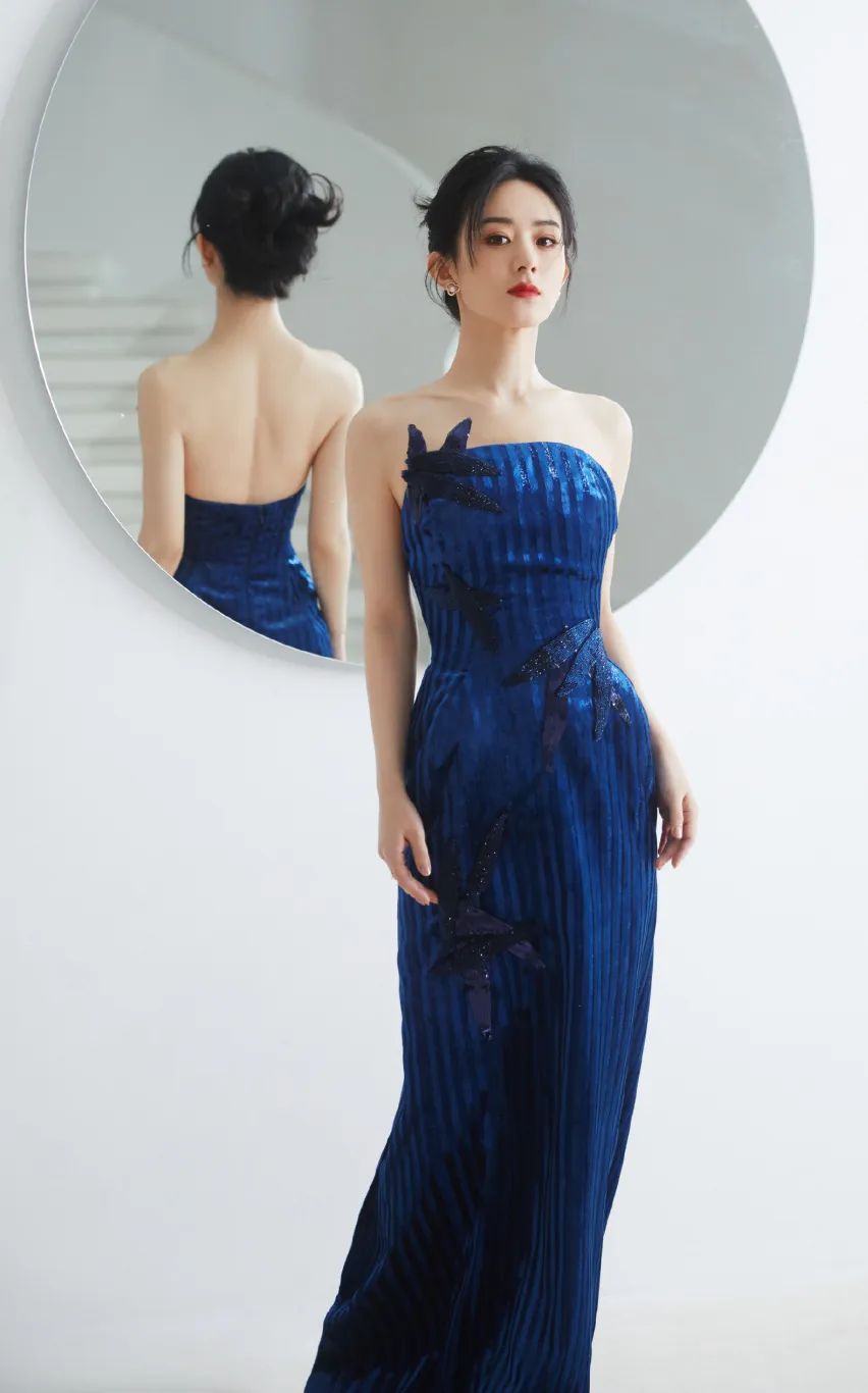 赵露思穿上廉价中国风礼服，俗成了18线网红