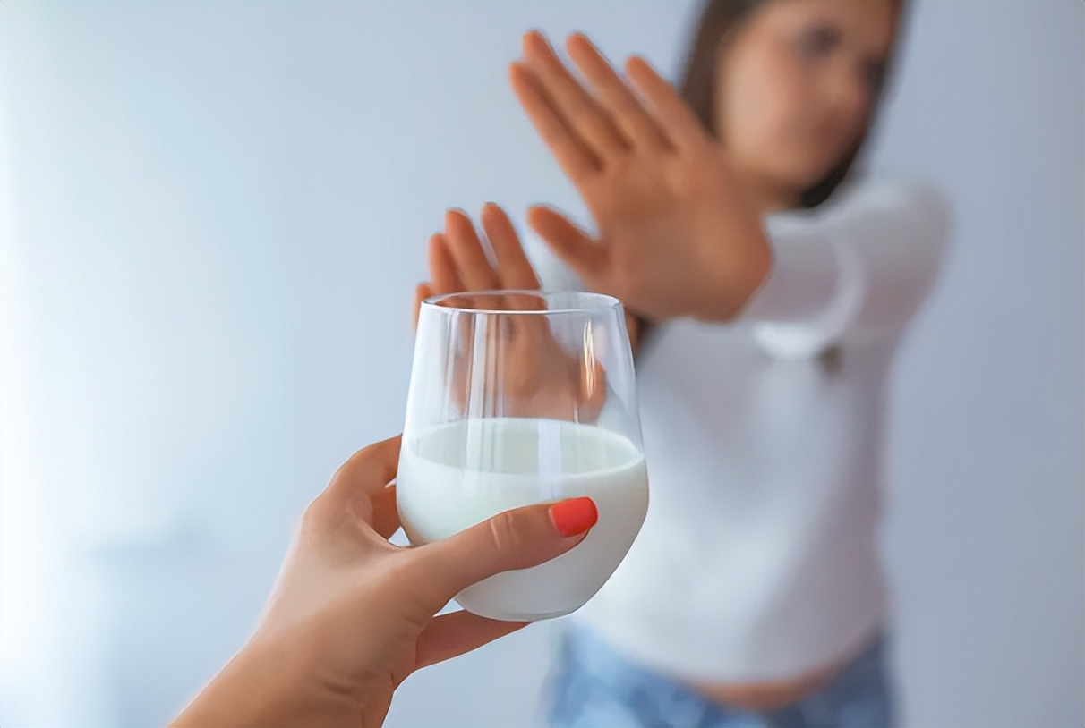 睡前喝牛奶弊端是什么,喝牛奶加鸡蛋等于服毒吗