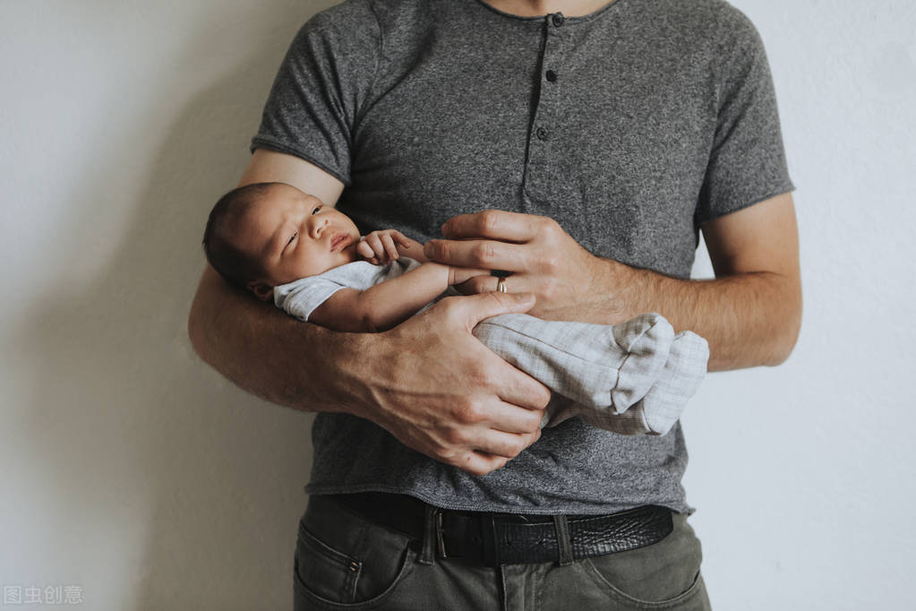 宝宝抱着睡放下醒有什么办法,宝宝入睡必须抱睡怎么办