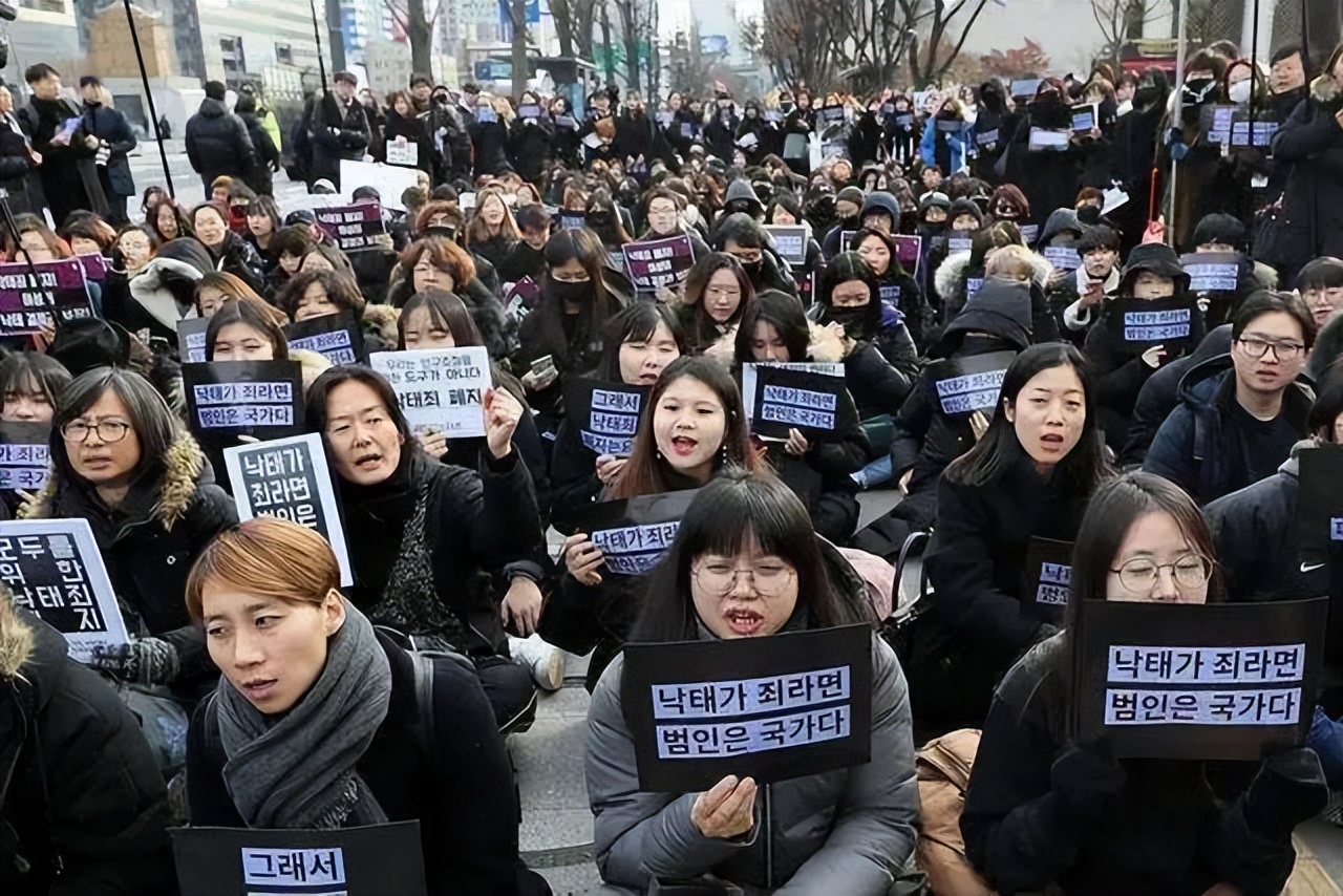 女网红侮辱烈士付出惨重的代价,女网红侮辱革命先烈罪