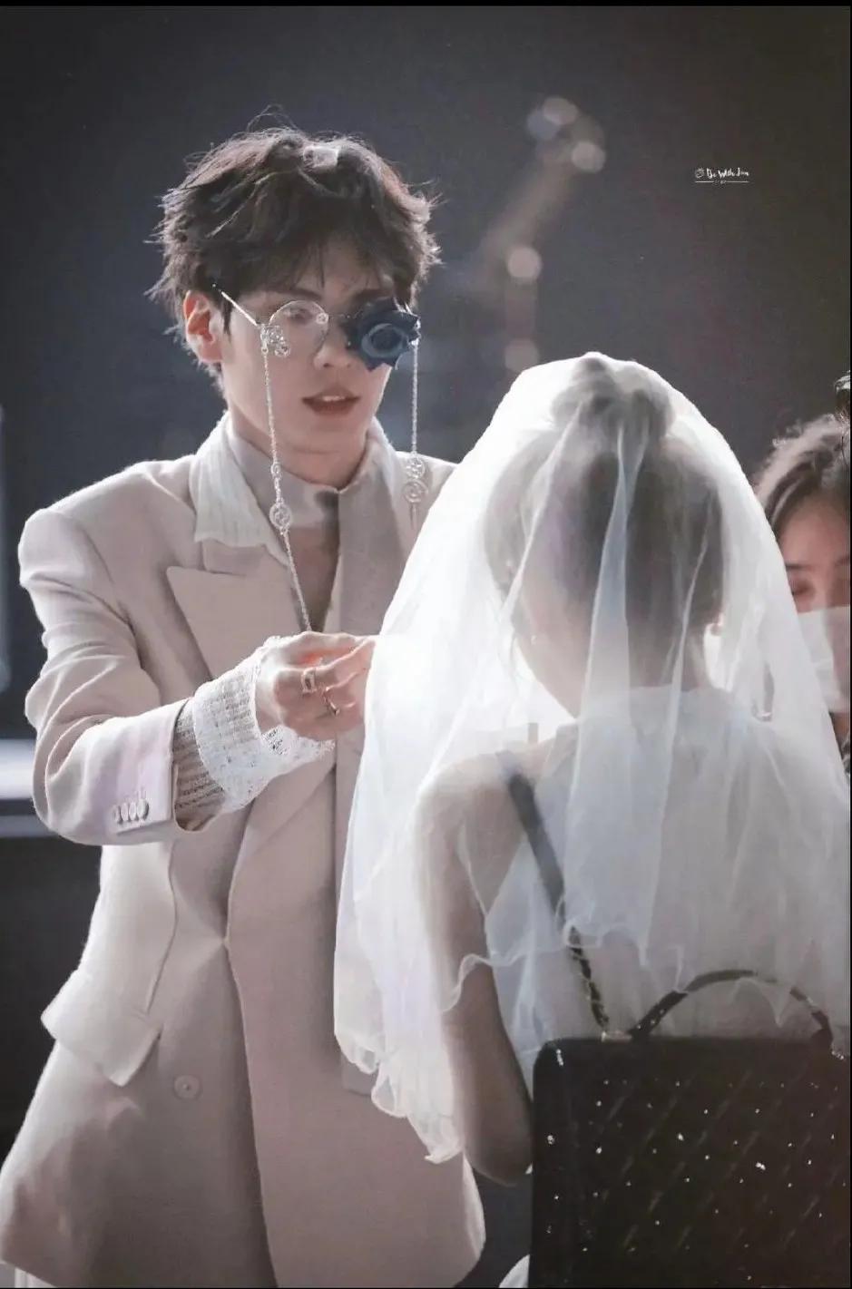 毕雯珺巡回演唱会南京邀请函,毕雯珺签售会掀头纱女孩长啥样