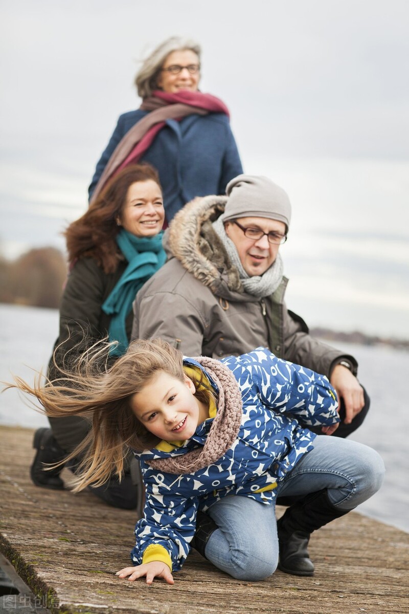 老人出门旅游带什么食物比较好,老人出游带点啥